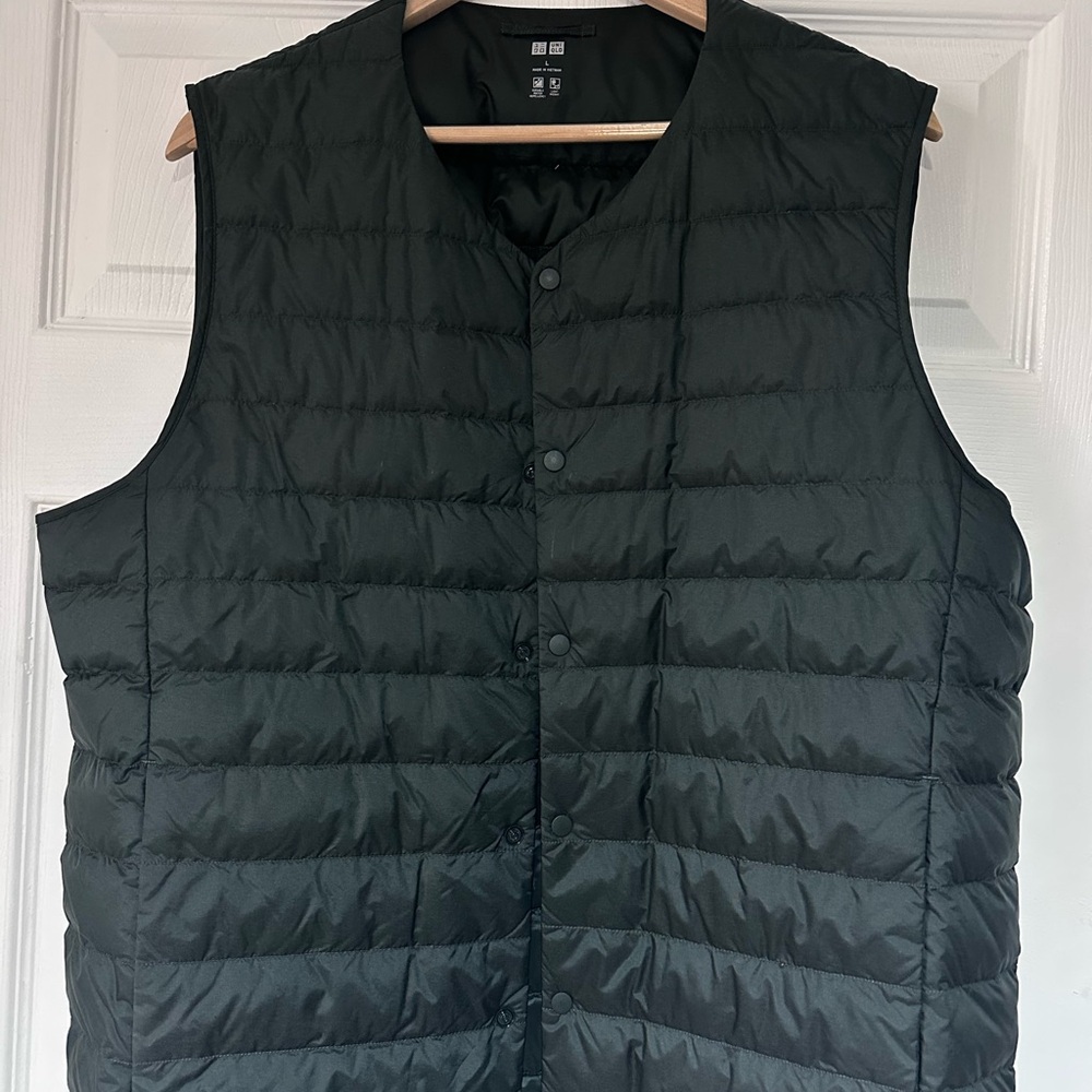 Uniqlo💫 Men's Green & Navy Puffer Vest (2)